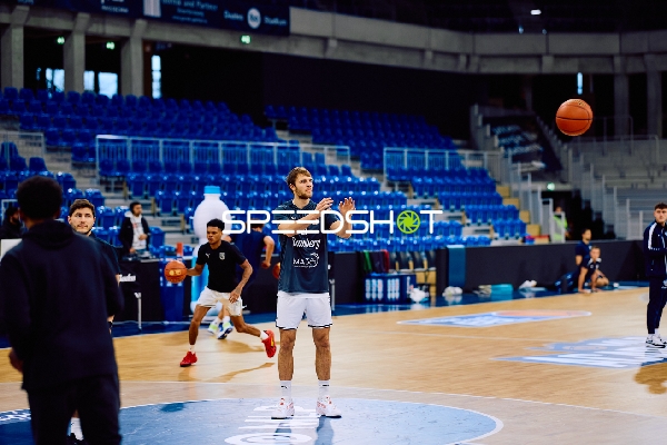 Spieler bereiten sich auf das Spiel vor und üben Würfe.