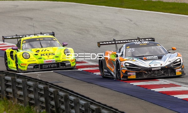 Zwei Fahrzeuge auf der Rennstrecke