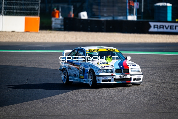 Rennfahrzeug auf der Rennstrecke