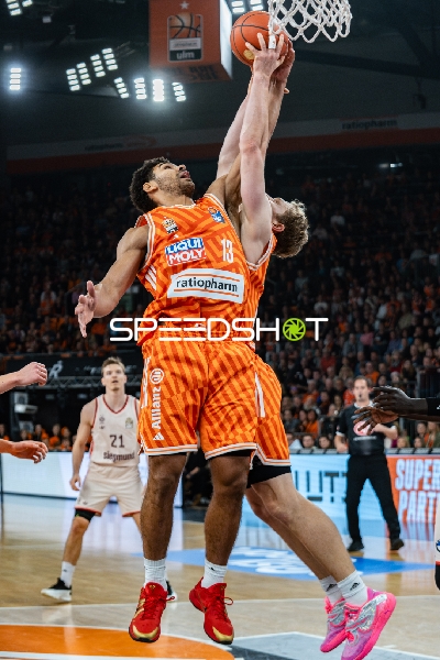 Mark Smith (13; Ratiopharm Ulm) und Justus Hollatz (21; FC Bayern Basketball) kämpfen um den Ball