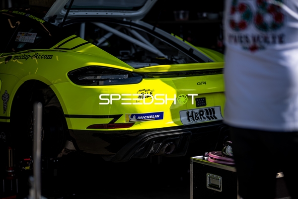 Rennfahrzeug in der Boxengasse