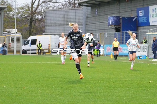 Spieler laufen dem Ball entgegen