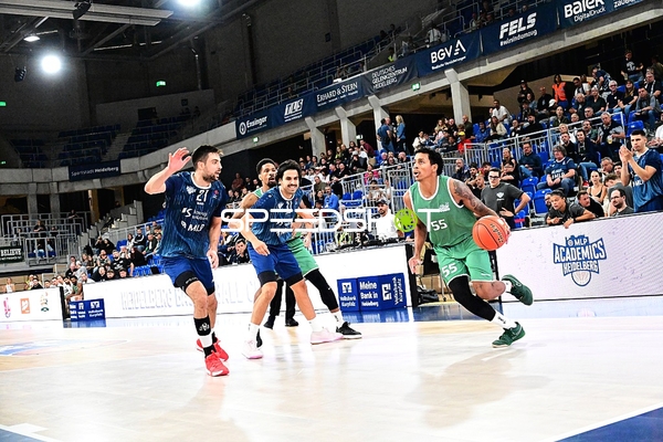 Duell zwischen Eli Brooks (55; Gladiators Trier) und Erol Ersek (11; MLP)