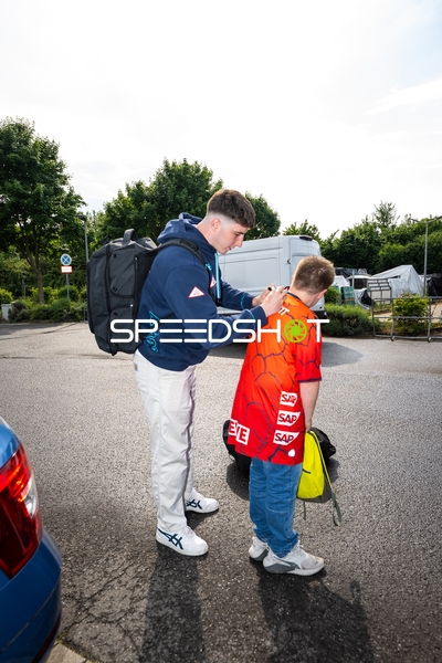 Autogramm vor Spiel Rhein Neckar Löwen VfL Gummersbach