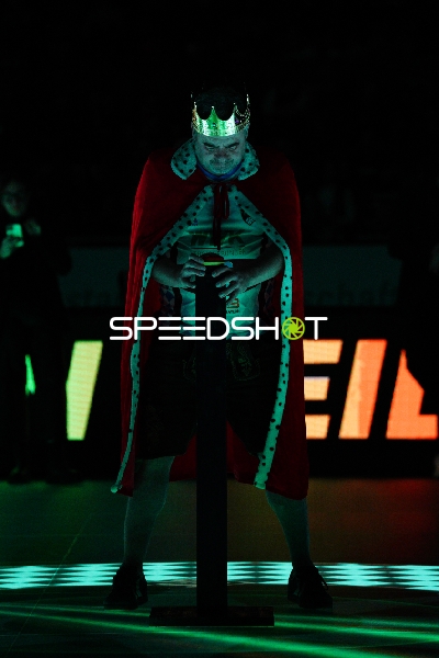 Person mit Krone und Umhang