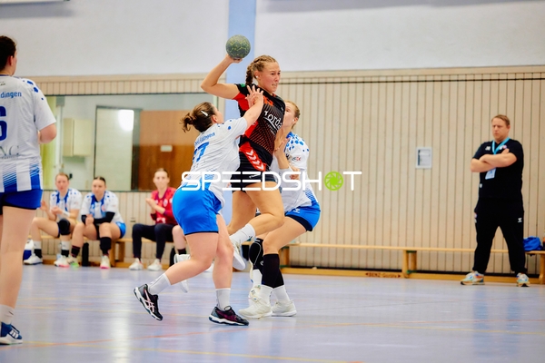 Spielerin in schwarzem Trikot beim Wurfversuch