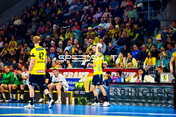 Ein Spieler von Rhein Neckar Löwen bereitet sich darauf vor, ins Spiel einzugreifen.