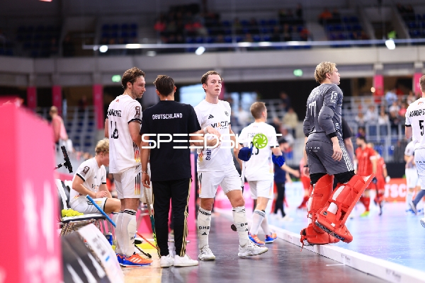 Spieler von Deutschland am Spielfeldrand