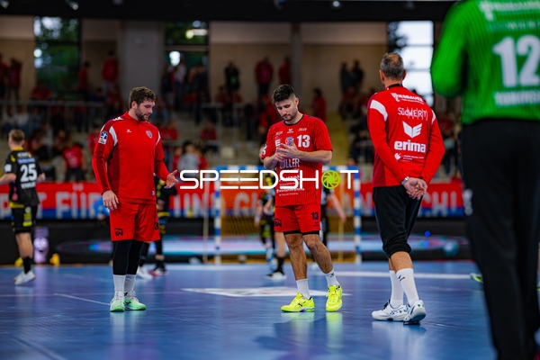 Jonathan Fischer (36; SG BBM Bietigheim) und Juan De la Pena (13; SG BBM Bietigheim) positionieren sich