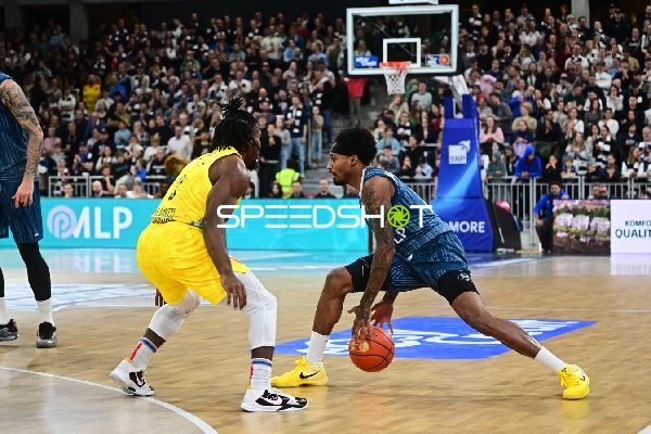 Michael Weathers (20; MLP Academics Heidelberg) mit Ball in Aktion