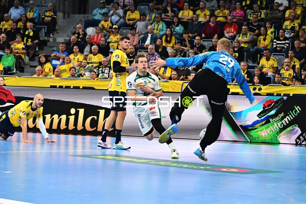 David Späth (29; Rhein Neckar Löwen) verteidigt gegen Blaer Hinriksson (44; SC DHfK Leipzig)