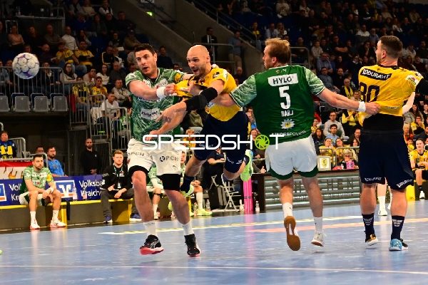 Mijajlo Marsenić (93; Füchse Berlin) kämpft gegen Lukas Sandell (11; Rhein Neckar Löwen)