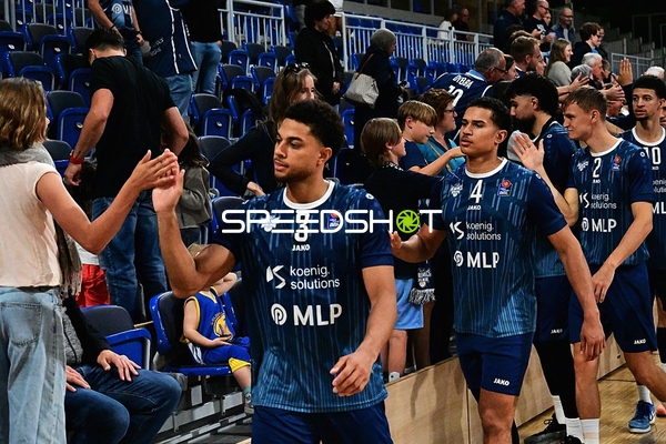 Spieler geben High-Fives