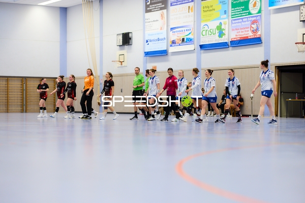 Beide Teams betreten das Spielfeld zur Begrüßung.