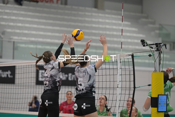 Block am Netz von Elizabeth Sandbothe (2; Schwarz-Weiß Erfurt) und Emilie Respaut (5; Schwarz-Weiß Erfurt)