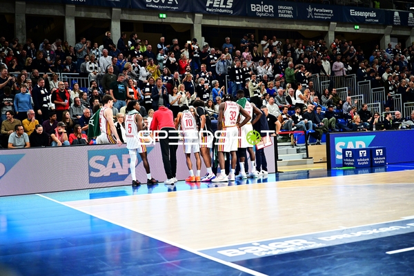 Auszeit bei Marcus Carr (5; Würzburg Baskets) und Team