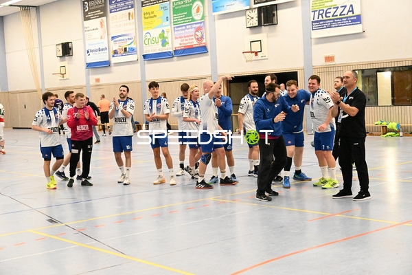 Spieler jubeln in der Halle