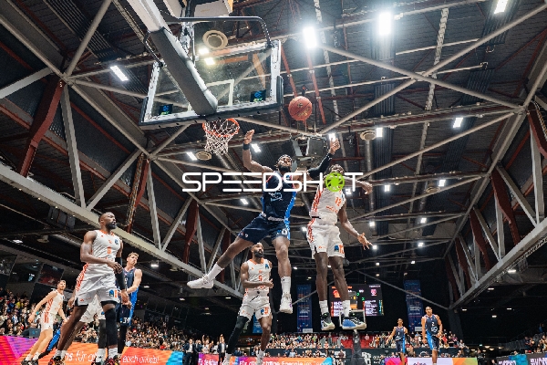 Nate Watson (0; Panionios Athen) und Amadou Sow (12; NINERS Chemnitz) im Sprungduell