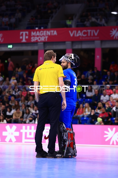 3; Portugal im Gespräch mit Schiedsrichter