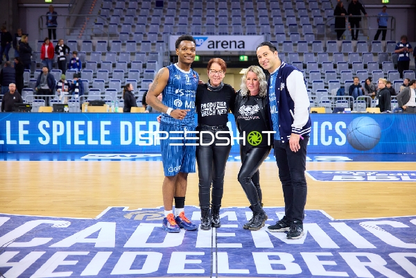 DJ Horne (0; MLP Academics Heidelberg) posiert auf dem Spielfeld