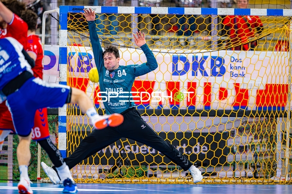 Daniel Rebmann (94, SG BBM Bietigheim) wehrt Wurf ab