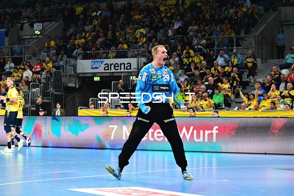 David Späth jubelt nach gehaltenem Ball