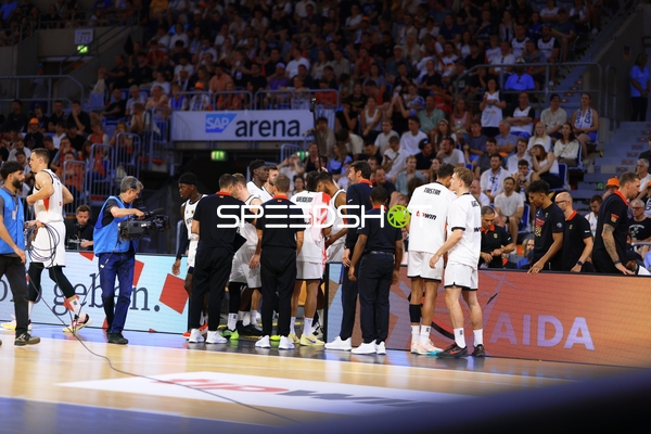 Mannschaft sammelt sich am Court