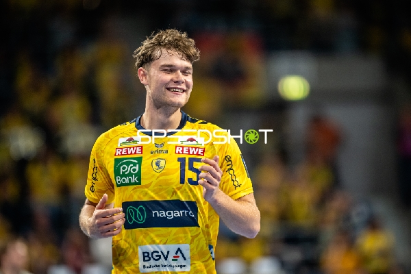 David More (15; Rhein Neckar Löwen) positioniert sich