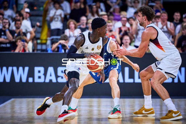 Dennis Schröder (17; Deutschland) im Zweikampf