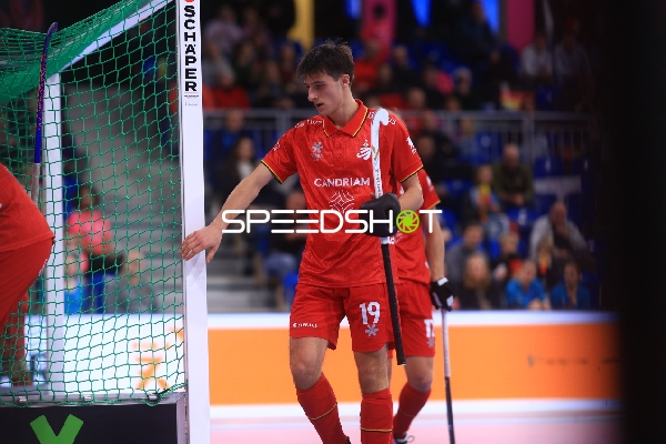 Tom STASSIN (19; Belgien) am Torpfosten