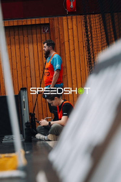 Personen am Hallenrand