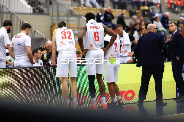 Szene mit Marcus Santos-Silva (7; Basketball Nymburg), Matej Svoboda (11; Basketball Nymburg) und Jaromir Bohacik (17; Basketball Nymburg)