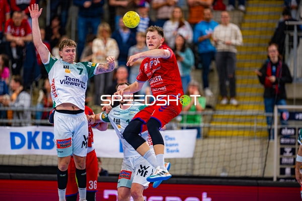 Wurf Maximilian Hejny (64;SG BBM Bietigheim) gegen Victor Klöve (7;Frisch Auf Göppingen), 36; Frisch Auf Göppingen