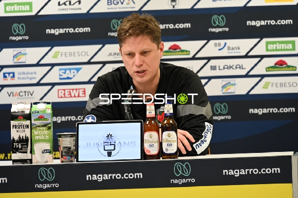 Person bei Pressekonferenz