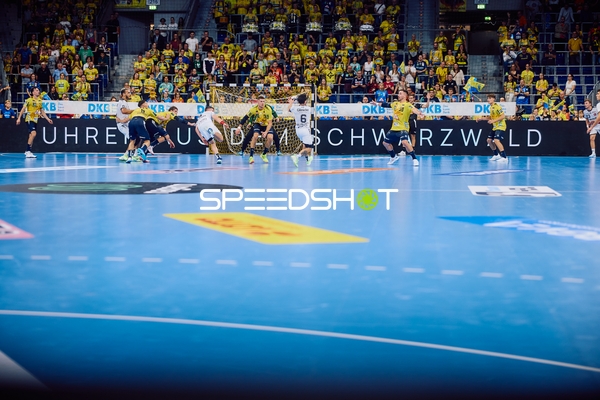 Ein spannender Moment im Spiel, bei dem die Abwehr der Rhein Neckar Löwen gegen einen Angriff von MT Melsungen arbeitet.