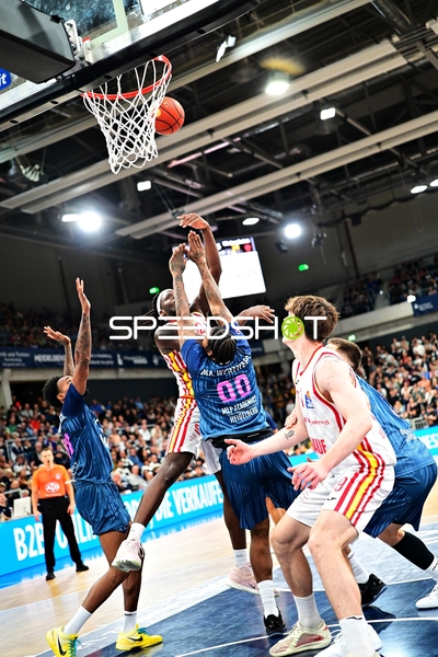 Spielszene mit DJ Horne (0; MLP Academics Heidelberg) und Lukas Roth (9; Würzburg Baskets)