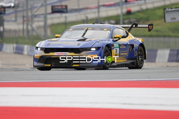 Rennfahrzeug auf der Rennstrecke