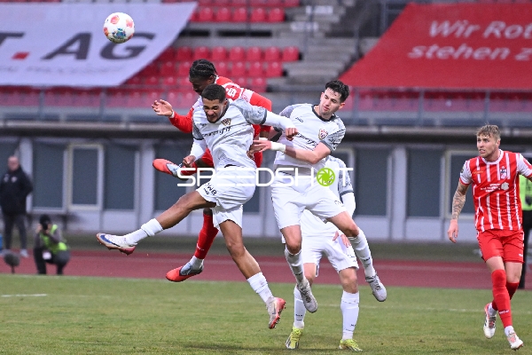 Kopfball-Duell im Spiel