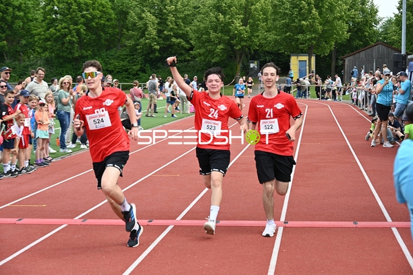 Gemeinsamer Zieleinlauf beim TVE Sommerlauf