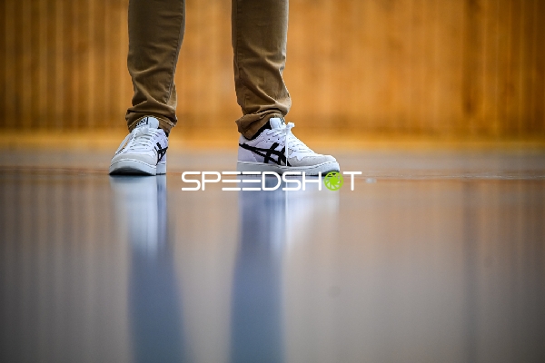 Stehende Person in Turnschuhen