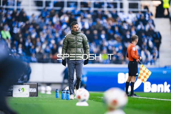 Person am Spielfeldrand mit Schiedsrichter