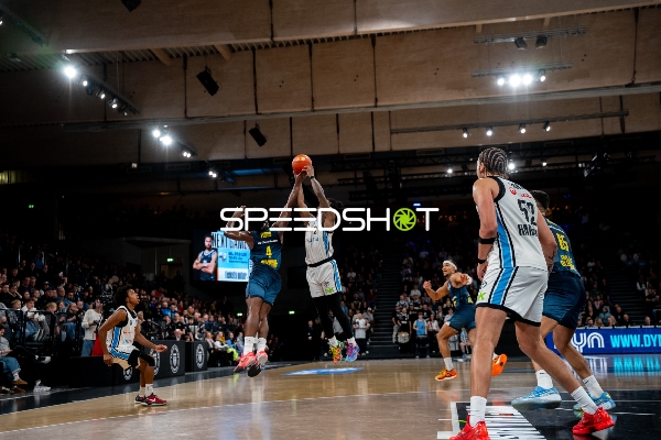 Spielaktion mit Leonard Thorpe Jr. (2; Veolia Towers Hamburg)