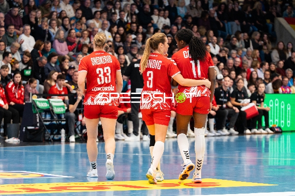 Kerstin Kündig (3; Schweiz) und Clairebel Coker (11; Schweiz) gehen Arm in Arm