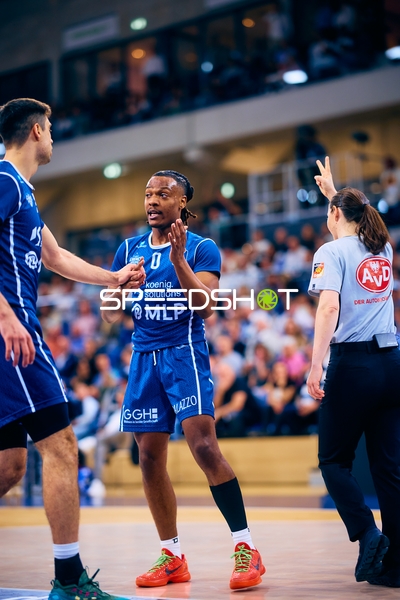 Intensive Diskussion zwischen DJ Horne und dem Schiedsrichter