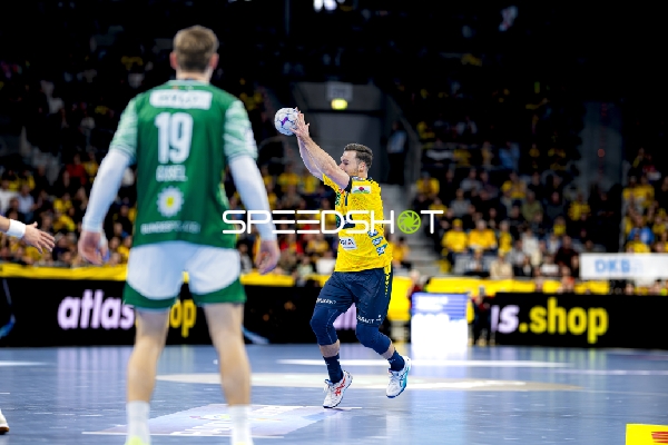 Wurf von Lukas Sandell (11; Rhein Neckar Löwen)
