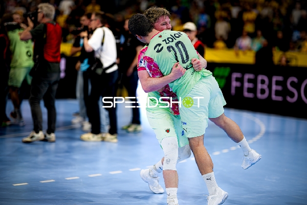 Spieler feiern gemeinsam