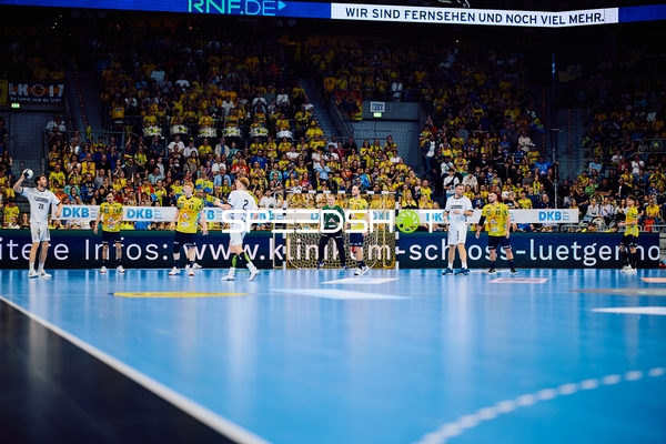 Spielbeginn vor voller Kulisse