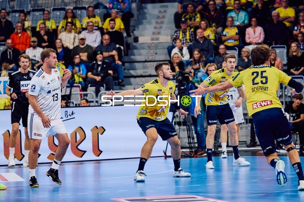 Ein Spieler von Rhein Neckar Löwen verteidigt gegen einen Spieler von HSV Hamburg.