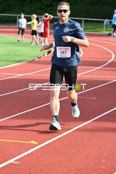 Läufer mit Startnummer 167 beim TVE Sommerlauf