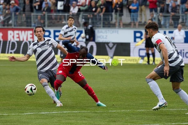 Zweikampf Tim Maciejewski (20, SV Sandhausen), Alexander Rossipal (21, FC Hansa Rostock), Besar Halimi (11, SV Sandhausen)